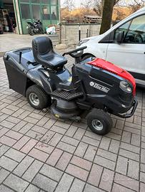 Trattorino Tosaerba OLEOMAC con Cesto di Raccolta