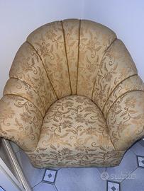 Poltrona Vintage a Conchiglia tessuto damascato.
