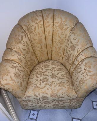 Poltrona Vintage a Conchiglia tessuto damascato.
