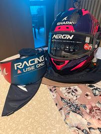 Casco in carbonio con accessori