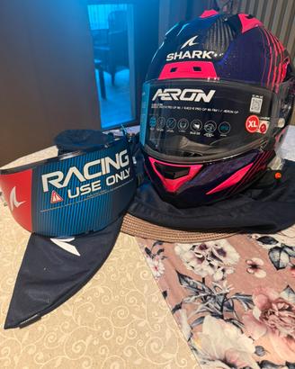 Casco in carbonio con accessori