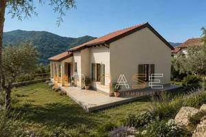 Villa di 300 m² con 5 locali e box auto a Casanova