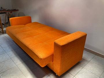 Divano letto arancione con vano contenitore
