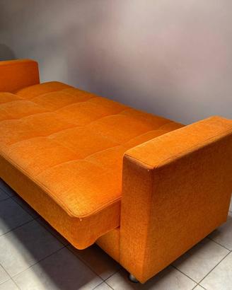 Divano letto arancione con vano contenitore
