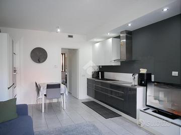 2 LOCALI A MONTANO LUCINO