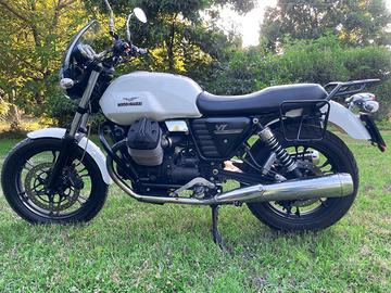 Moto GUZZI V7