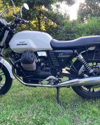 Moto GUZZI V7