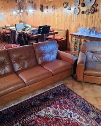 Divano e poltrona vintage, in pelle  colore  cuoio