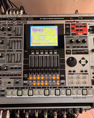 Roland MC 909
