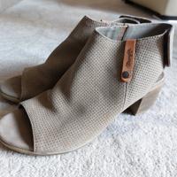 Sandali tronchetti spuntati in pelle 