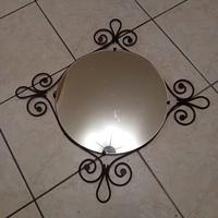 Specchio in ferro battuto.