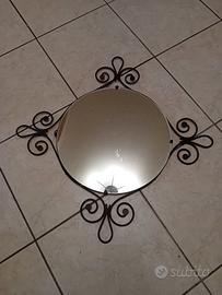 Specchio in ferro battuto.