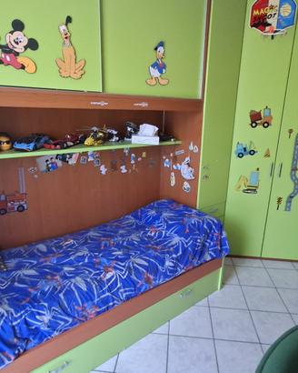 Cameretta con cabina armadio e scrivania