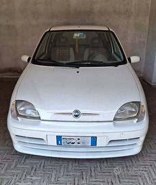 Fiat 600 del 2007 bianca