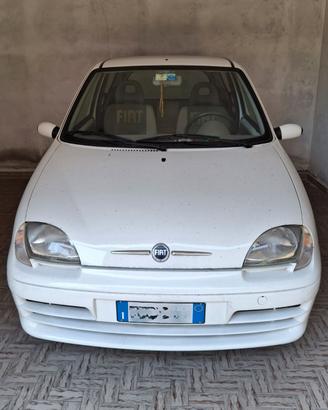 Fiat 600 del 2007 bianca