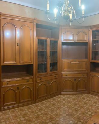 Mobile soggiorno angolare in legno con vetrine