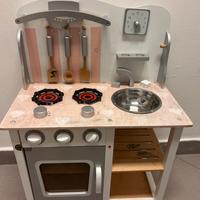Cucina in legno con accessori