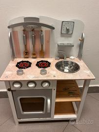 Cucina in legno con accessori