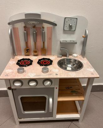 Cucina in legno con accessori