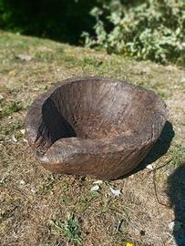 Antico recipiente rustico in legno scavato a mano