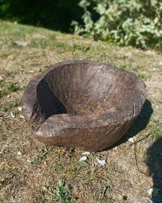 Antico recipiente rustico in legno scavato a mano