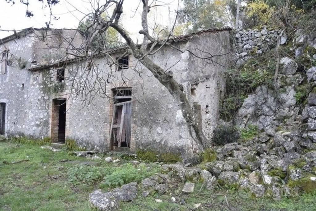 Rustico / Casale di 155 m² con più di 5 locali a E - Vista 4