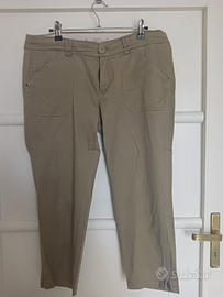 Pantalone kaki con cerniera sui polpacci. Mango