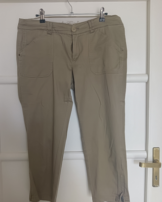 Pantalone kaki con cerniera sui polpacci. Mango