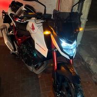 Honda CB750 Hornet 2023 92cv accessoriata