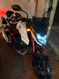 Honda CB750 Hornet 2023 92cv accessoriata