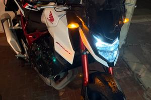 Honda CB750 Hornet 2023 92cv accessoriata