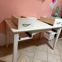 scrivania in legno bianco