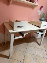 scrivania in legno bianco