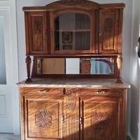 Credenza antica con cristalliera