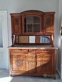 Credenza antica con cristalliera