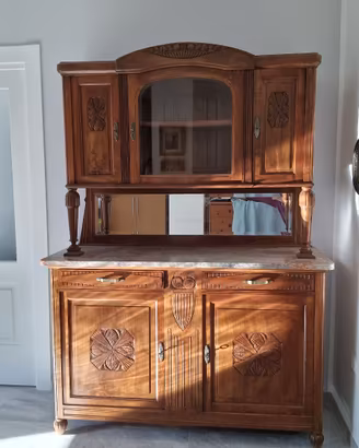 Credenza antica con cristalliera
