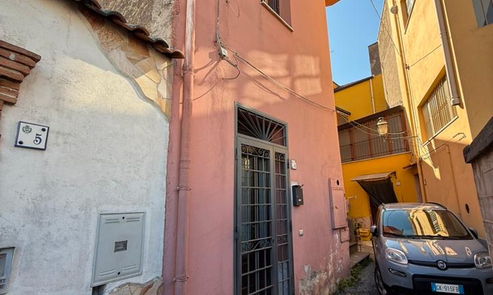 Casa arredata su due livelli . Frazione Torello