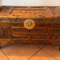 Baule Antico Orientale in Legno di Canfora