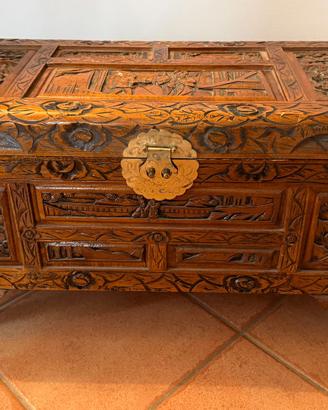 Baule Antico Orientale in Legno di Canfora