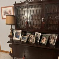 Credenza con alzata a vetrina in legno
