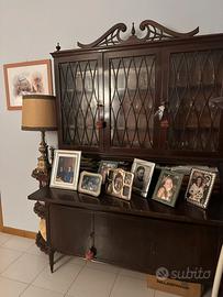 Credenza con alzata a vetrina in legno