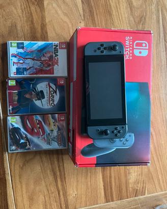Nintendo Switch V2 grigia con giochi