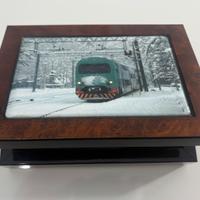 Scatola portaoggetti in legno.