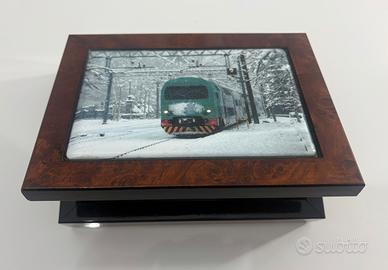 Scatola portaoggetti in legno.