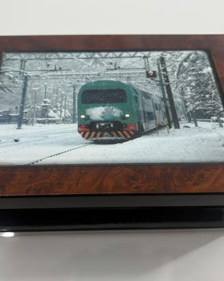 Scatola portaoggetti in legno.