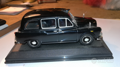 Modellino taxi inglese anni 60