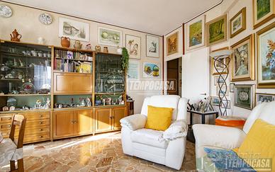 LUMINOSO QUADRILOCALE IN TRIANTE CON BOX