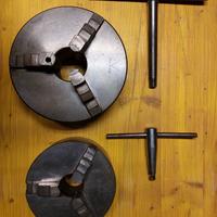 Attrezzatura tornio ,mandrini, torretta, lunetta