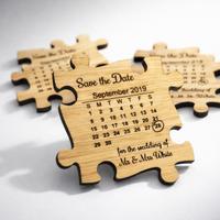 Save the date in legno a forma di tassello puzzle