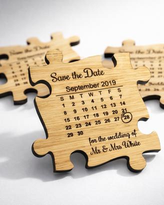 Save the date in legno a forma di tassello puzzle